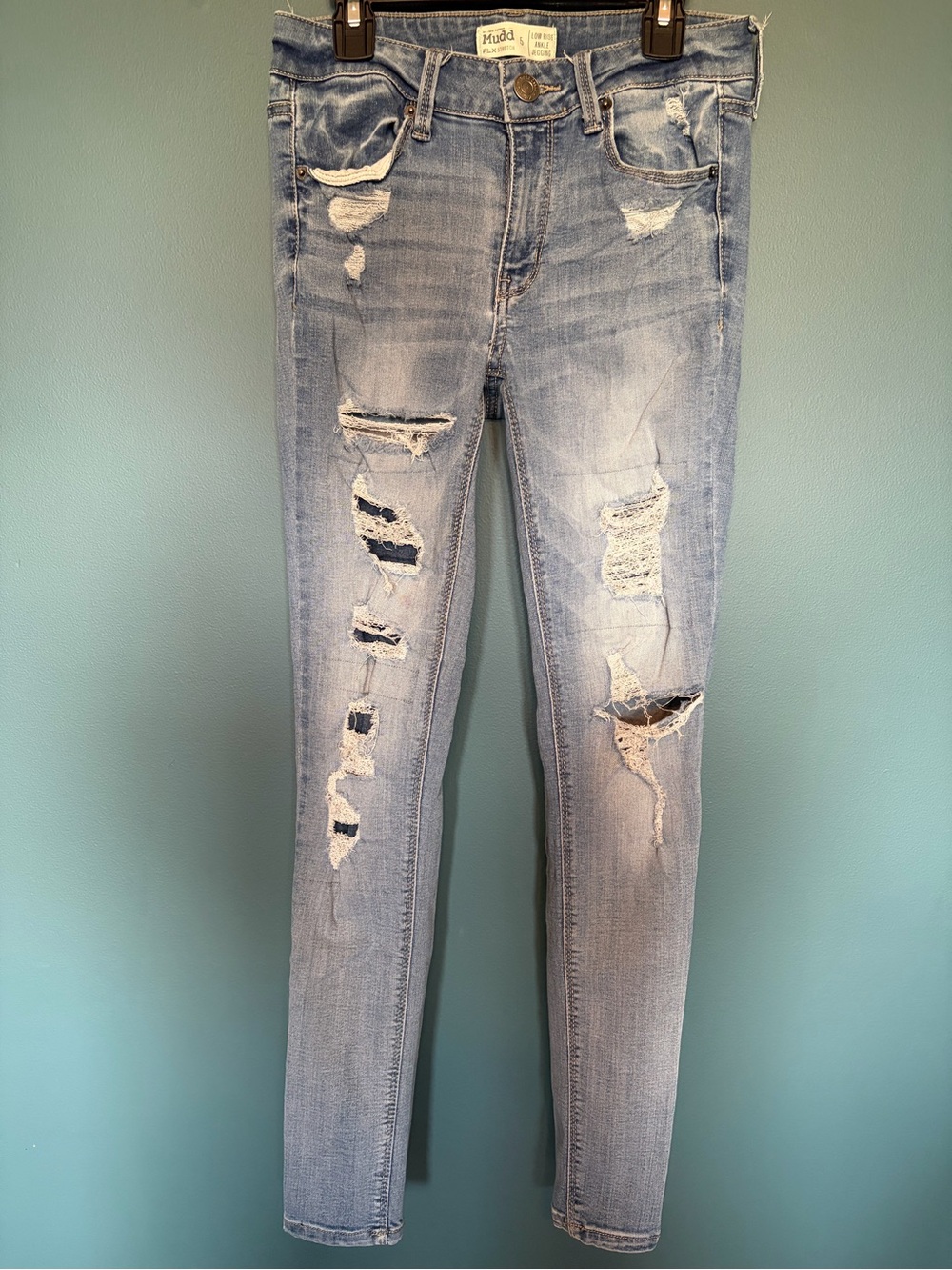 Mudd Women's Light Wash Ripped Low Rise Ankle Jegging Size 5